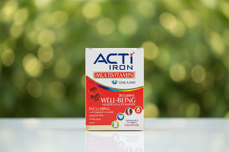 قرص اکتی آیرون برای ریزش مو روی سطح سفید